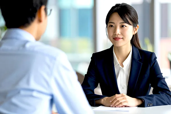 帰国後にキャリア相談をしている女性