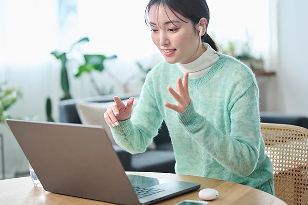 ワーキングホリデー前の英会話オンライン学習中の女性