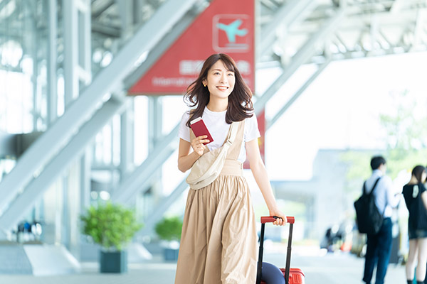 安心してワーキングホリデーに旅立つ若い女性